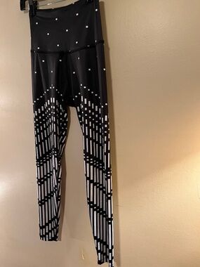 Beyond Yoga Black & White Leggings--Size Small